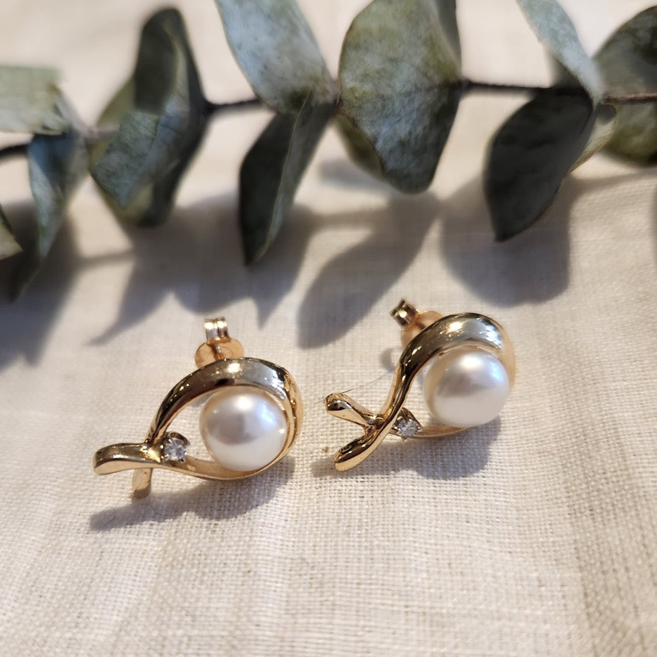 14k yellow gold freshwater pearl and diamond stud earrings
