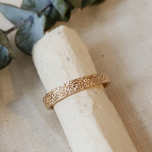 14k yellow gold textured tapered band