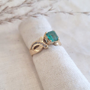 18k yellow gold emerald and diamond ring