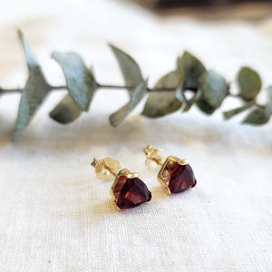 14k yellow gold triangular pyrope garnet stud earrings