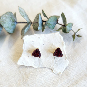 14k yellow gold triangular pyrope garnet stud earrings