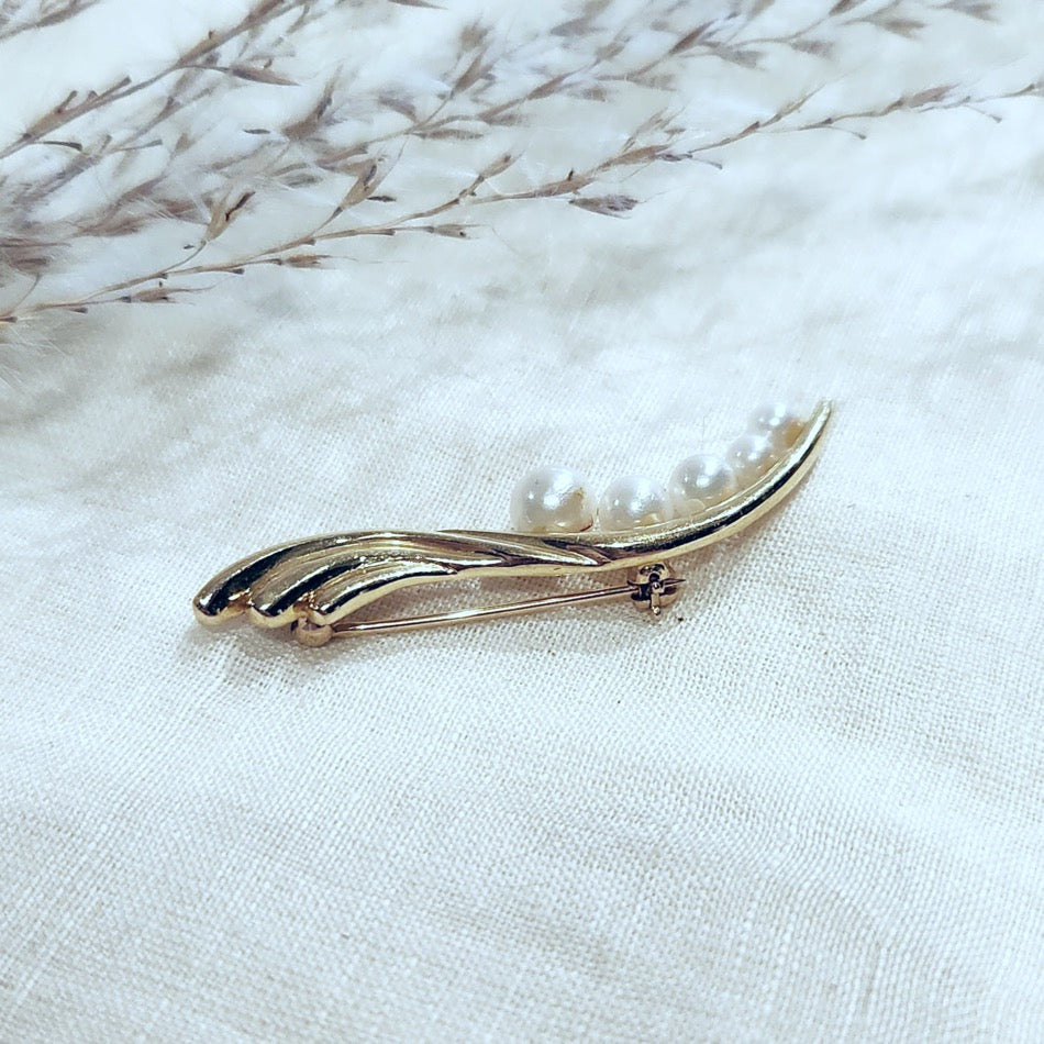 14k yellow gold curved cultured pearl brooch