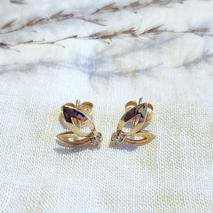14k yellow gold open leaf diamond stud earrings
