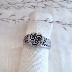 Sterling Silver tapered scroll signet style ring with interlace shoulders
