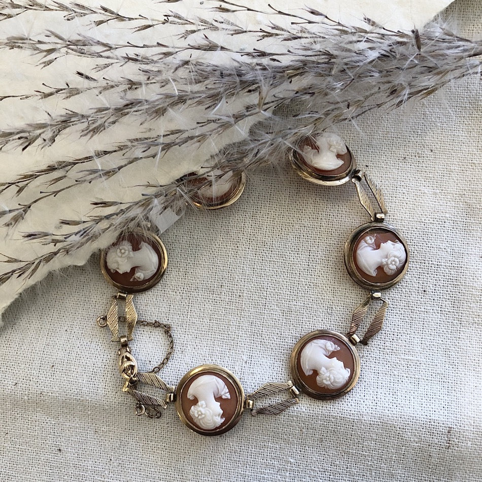 Cameo link bracelet 14k yellow gold, circa 1940