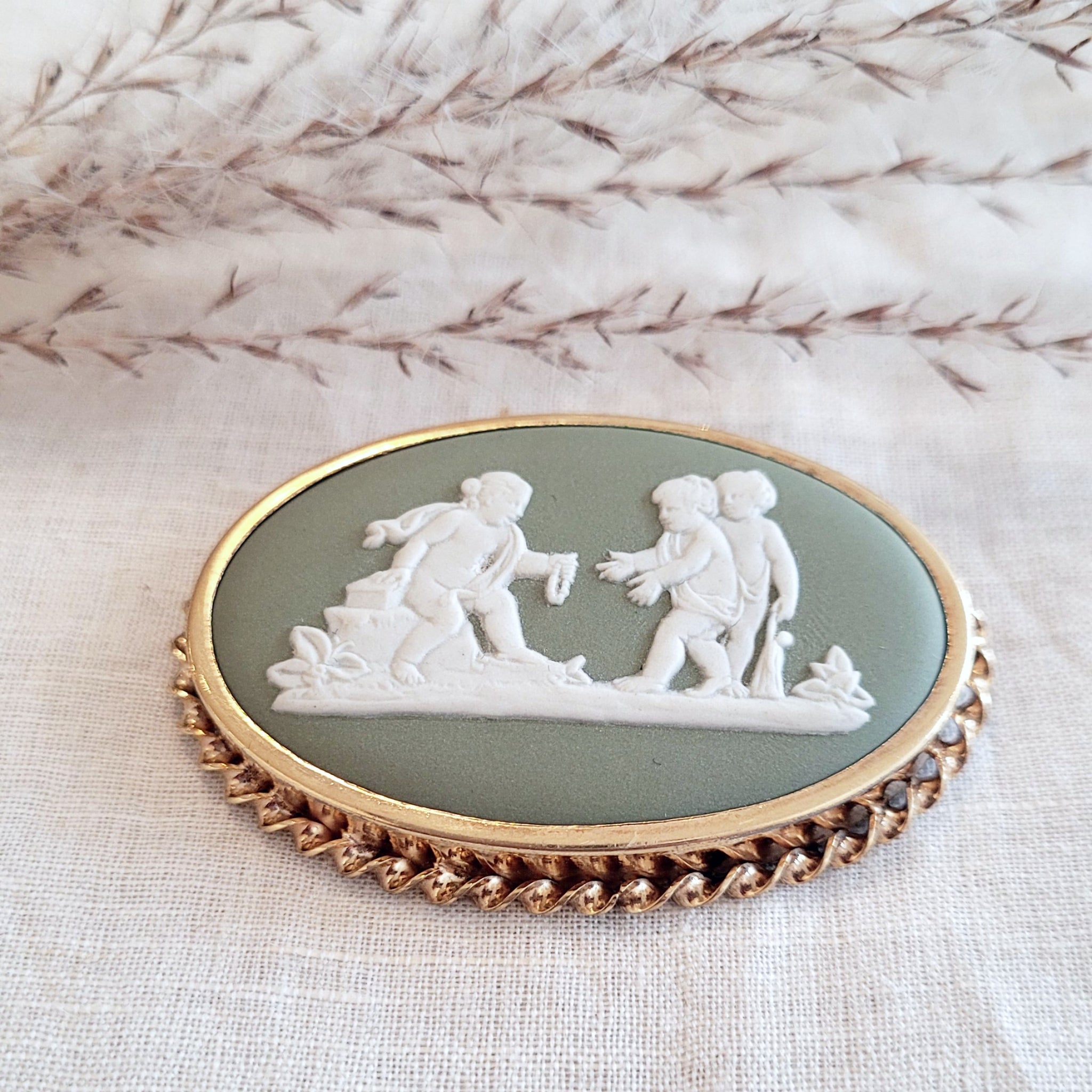 Wedgwood deals cameo pin