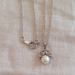 10k white gold cultured pearl and diamond pendant and silver chain